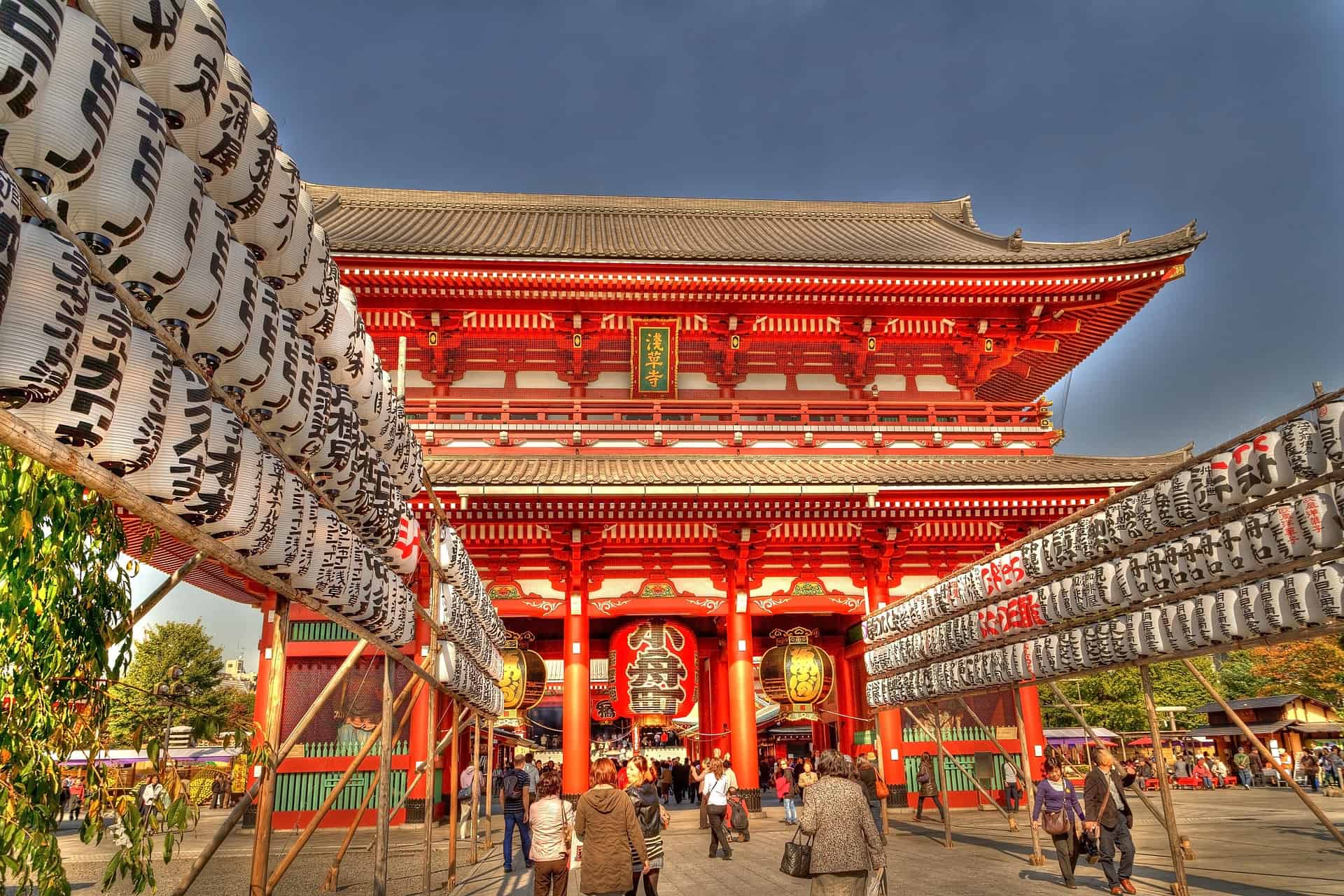 Gate-at-Sensoji-temple-in-Asakusa-Tokyo-Japan